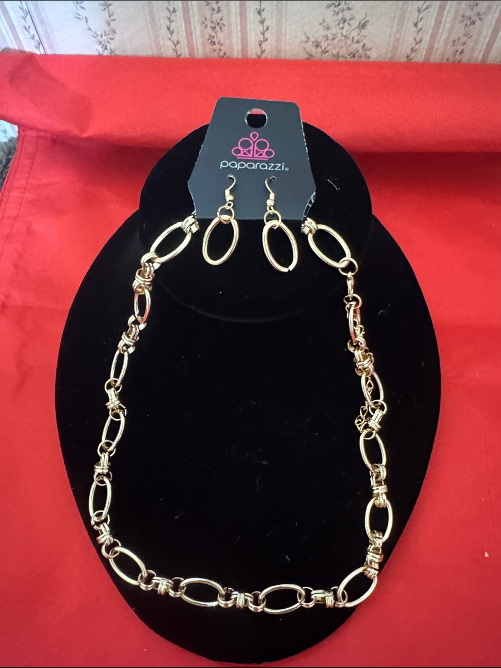 Paparazzi Shiny Gold Oval Link Necklace with Matching Dangle Earrings 8 1/2”